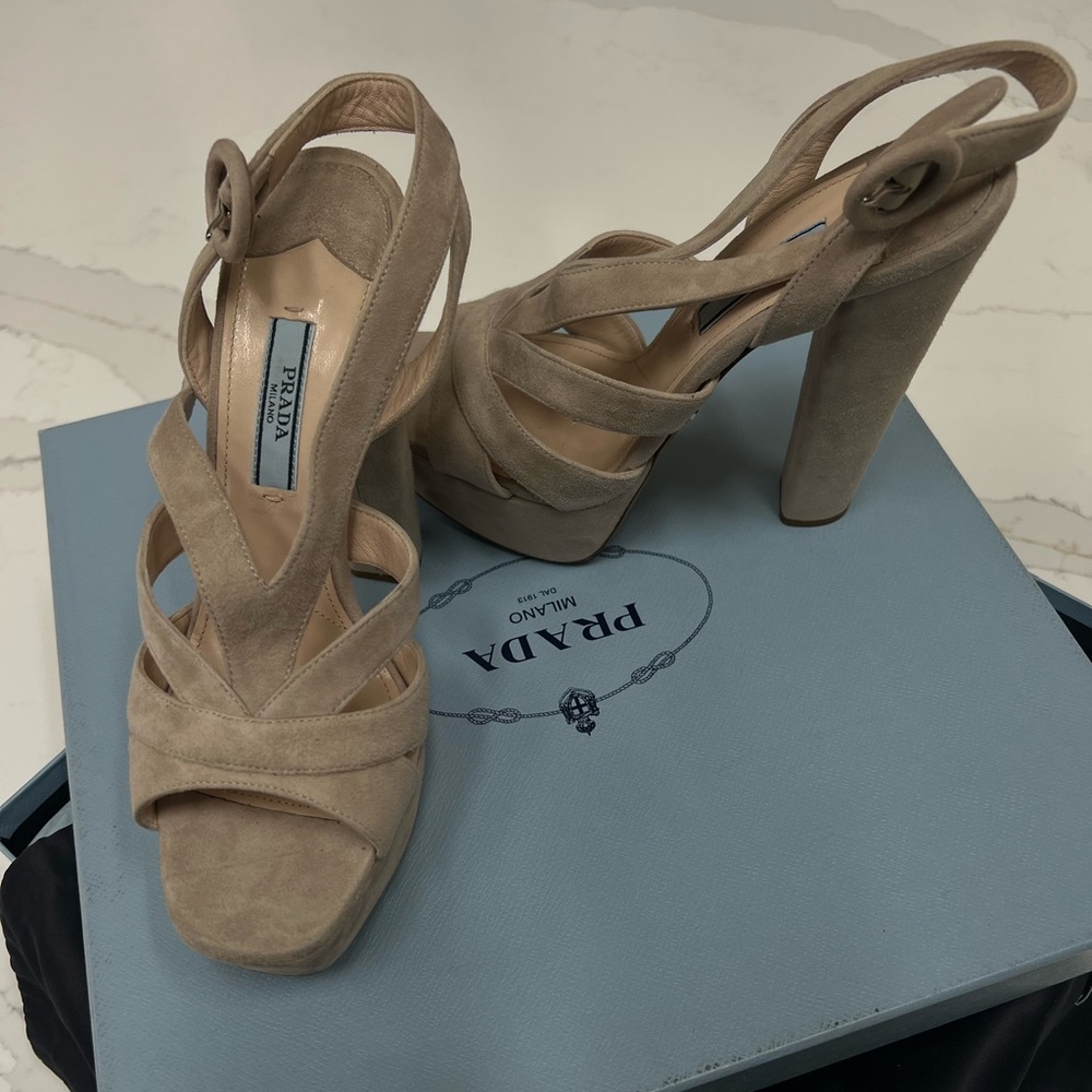 Prada - Picture 2 of 7